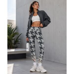 ALO Yoga Airbrush Pixel Leggings Women Small Gray Pink Camo Pilates 29 Inseam